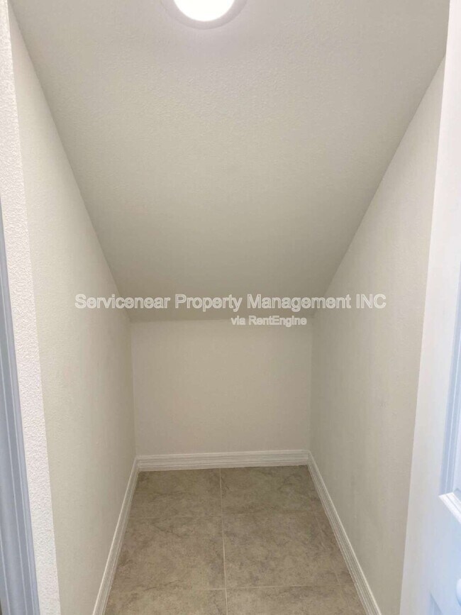 Building Photo - 7049 Samuel Ivy Dr