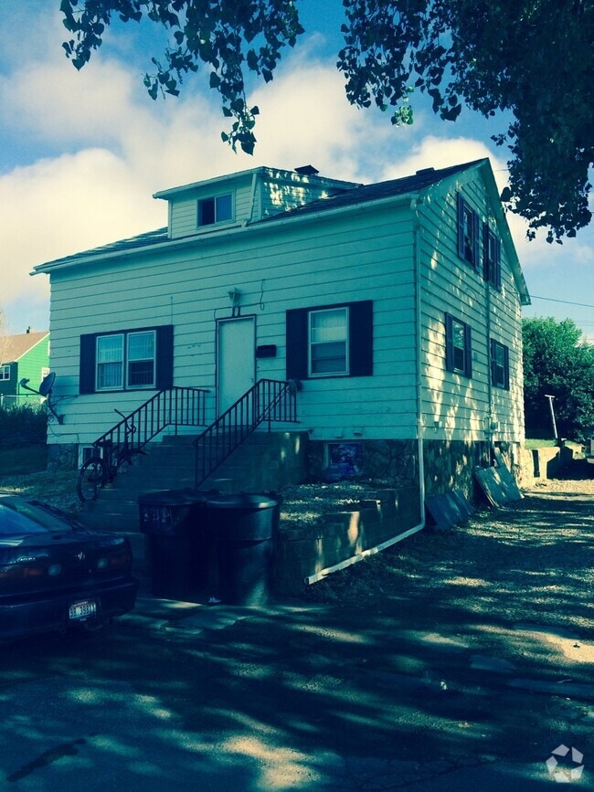 Building Photo - 11 4th St E
