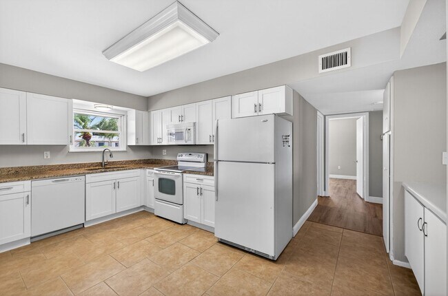 Foto del edificio - FULLY RENOVATED 2 BEDROOM WITH HUGE BONUS ROOM!
