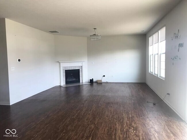 Building Photo - 6075 Meadowview Dr