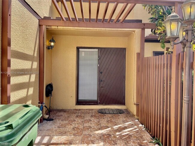 Foto del edificio - 3 br, 3 bath Townhome - 1671 E Golfview Dr