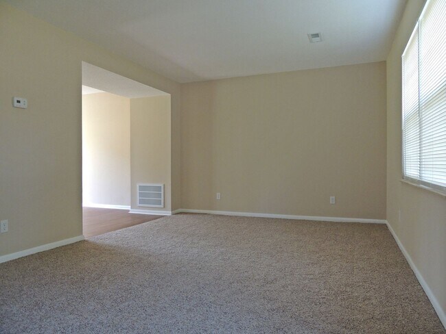 Foto del edificio - Convenient location , 2 bedroom 1.5 bath 9...