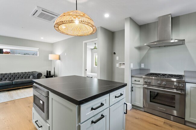 Building Photo - Hidden Gem in Newport Heights