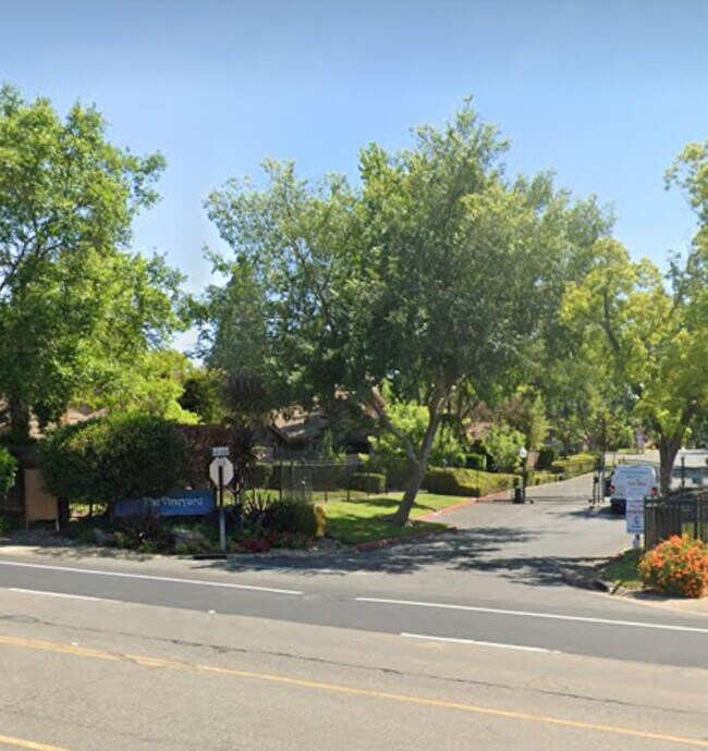 Foto del edificio - 8105 Red Sherry Ln