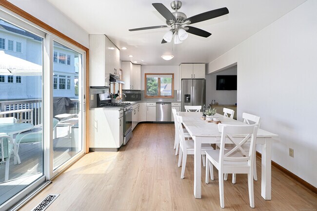 Foto del edificio - 560 Fairfield Beach Rd