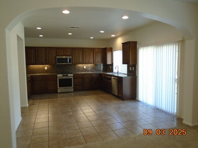 Foto del edificio - Immaculate 2 Story Within Walking Distance...