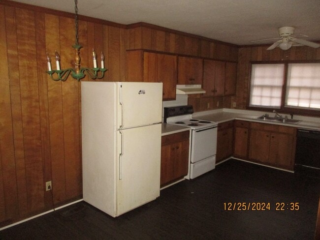 Building Photo - 422 Kingswood Dr