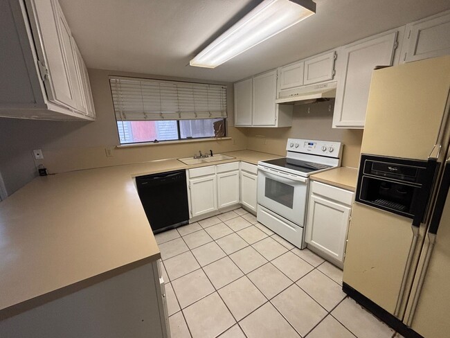 Building Photo - SPACIOUS COZY TOWNHOME IN GATED COMMUNITY