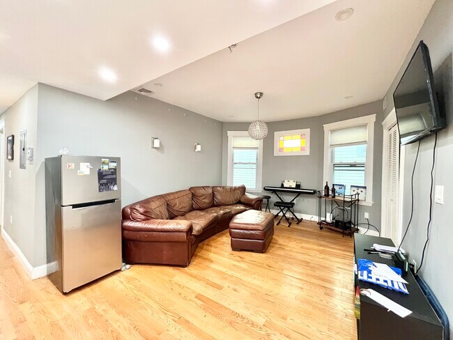 Building Photo - 146 Hillside St