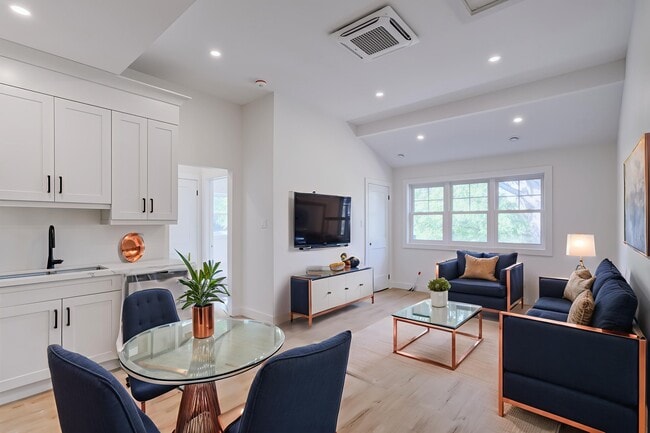 Building Photo - 153 Mary St