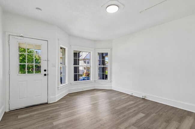 Foto del edificio - 1825 Lakeview Rd