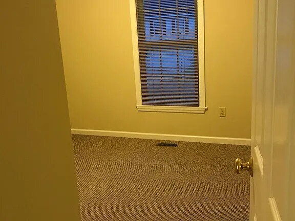 Building Photo - This pet free single family home is strategically located in State College