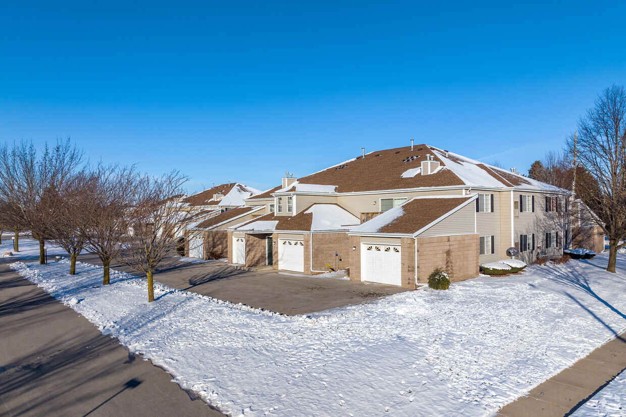 Primary Photo - Evergreen Townhomes North