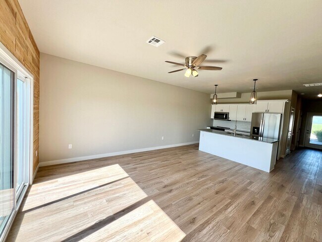 Foto del edificio - Modern Townhome with STUNNING Views in West MHK