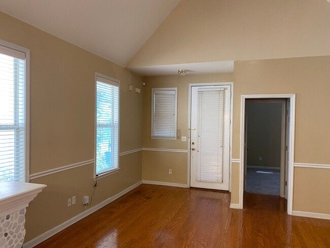 Building Photo - Adorable 3 bedroom 2 bath new carpet, gas ...