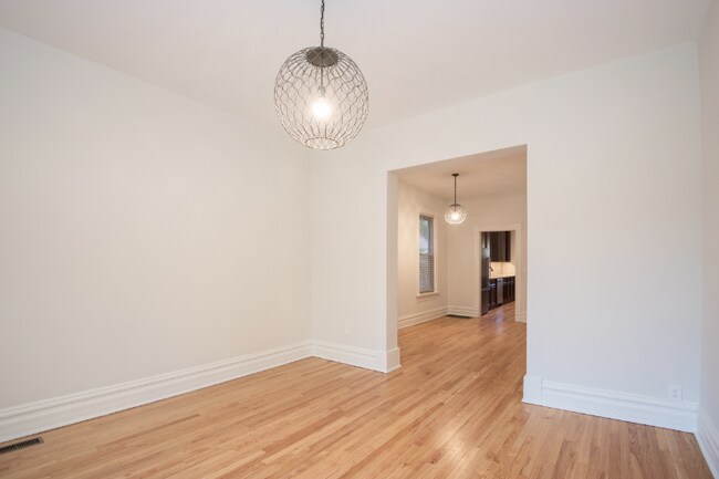 Foto del edificio - 2176 N Maplewood Ave