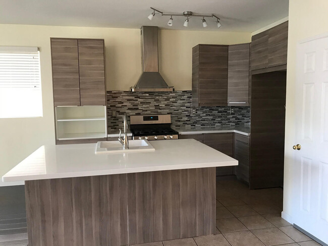 Building Photo - Gorgeous 3 bedroom 2 1/2 bath home located...