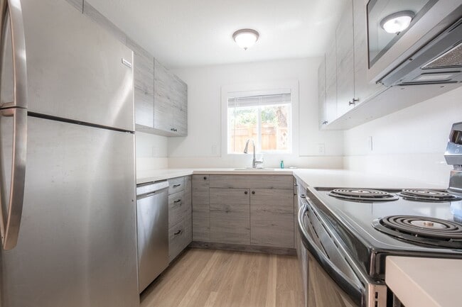 Building Photo - 4845-4847 SE 65th