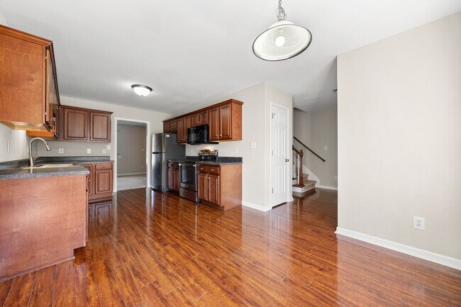 Foto del edificio - Beautiful 3 bed/2.5 bath Townhome in Clayt...