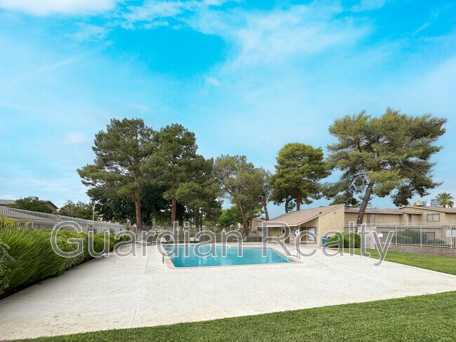 Foto del edificio - 2209 Tall Pine Dr