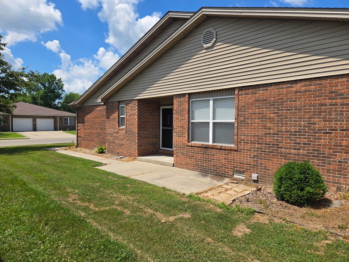 Entrance is to the side - 817 Emma Dr