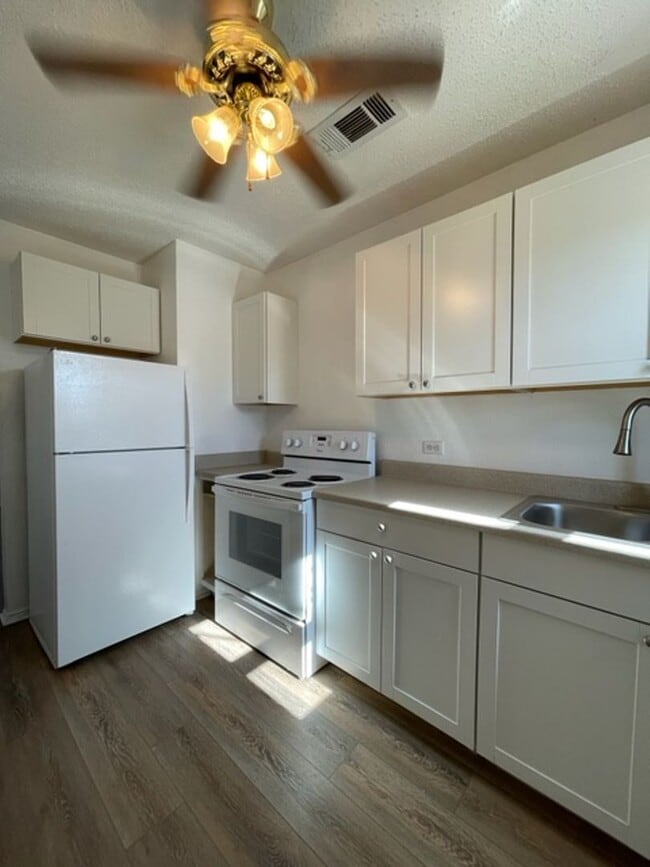 Building Photo - Rental