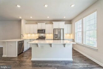 Building Photo - 10 Lilac Cir
