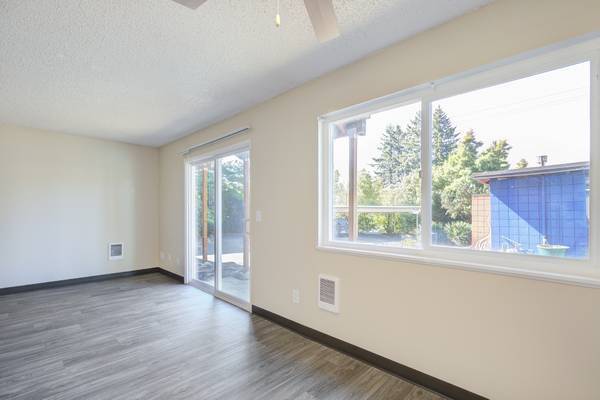 Building Photo - Royal Pines