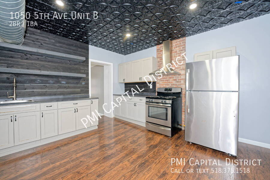 Foto principal - Recently Remodeled, Modern 2 bed/1 bath Ap...