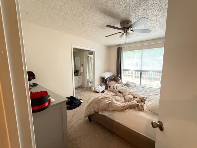Foto del edificio - 7205 Waldon Dr