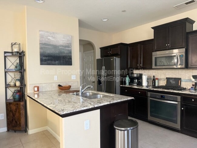 Building Photo - 1532 N Sanders Ave