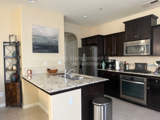 Foto del edificio - 1532 N Sanders Ave