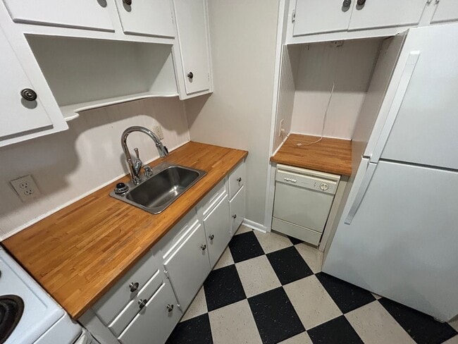 Building Photo - Cozy 2 bedroom/1 bath condo in the heart o...