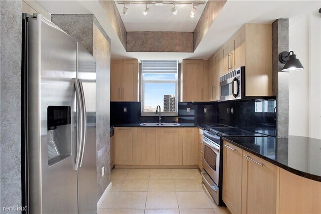 Building Photo - 3 br, 2 bath Condo - 511 SE 5th Ave Apt 1416