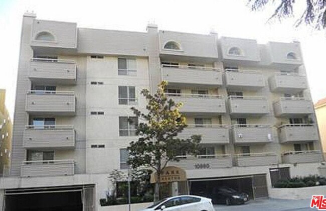 Foto del edificio - 10960 Ashton Ave