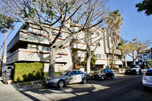 building showing apartment - 3790 May St