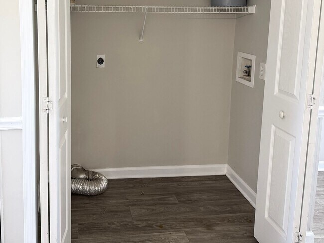 Foto del edificio - Newly Renovated Three Bedroom Close to Ft. Campbell