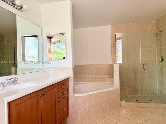Foto del edificio - 8390 SW 72nd Ave