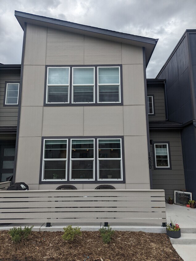 Foto principal - 1800 Rose Quartz Hts