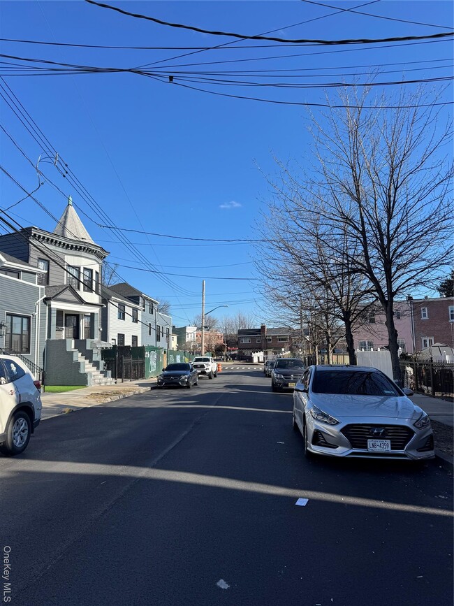 Foto del edificio - 948A Tilden St