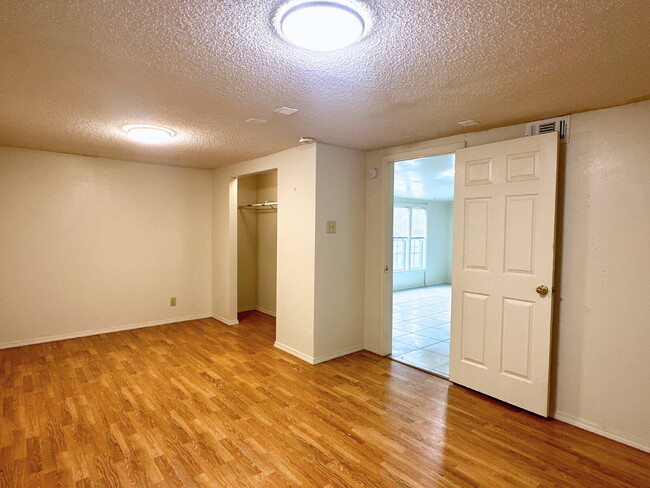 Foto del edificio - Charming 3/1 for Summer 2025 PreLease!