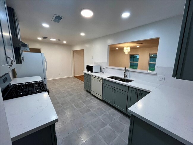 Building Photo - 5117 De Lange Ln