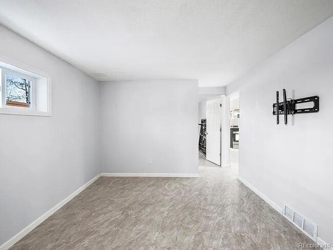 Building Photo - 1315 W Nevada Pl