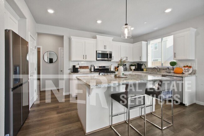 Building Photo - Like new! Stunning 4 bedroom Roseville hom...
