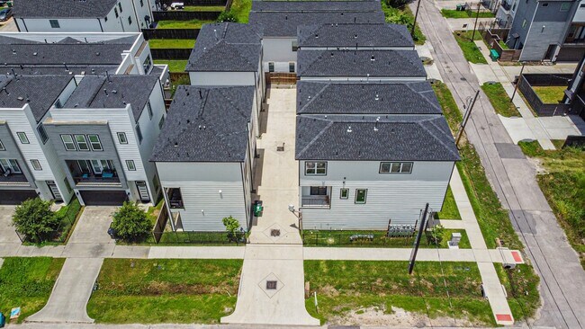 Building Photo - 2708 Nagle St