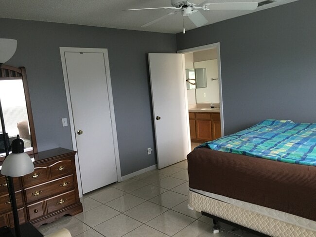 master bedroom, 1st floor - 9683 Hollyhill Drive