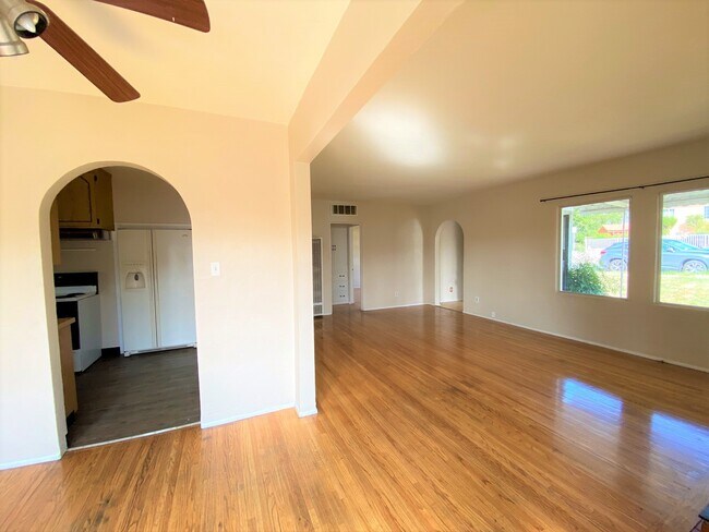 Building Photo - 10529 Helendale Ave