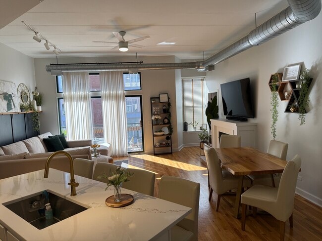 Building Photo - 936 W Madison St