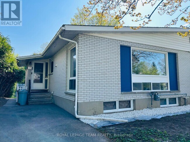 Building Photo - 23 Southview Crescent
