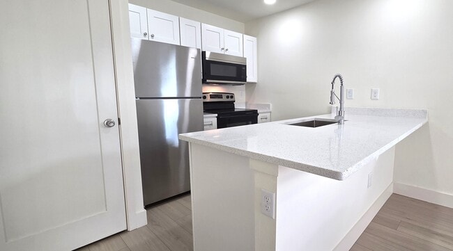 Building Photo - 925 13th Ave S